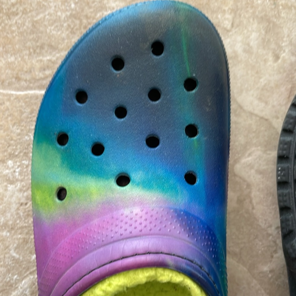 Crocs Classic Lined Clog Tie Dye Galaxy Blue Purple Green | Youth Size J6 - Picture 3 of 5